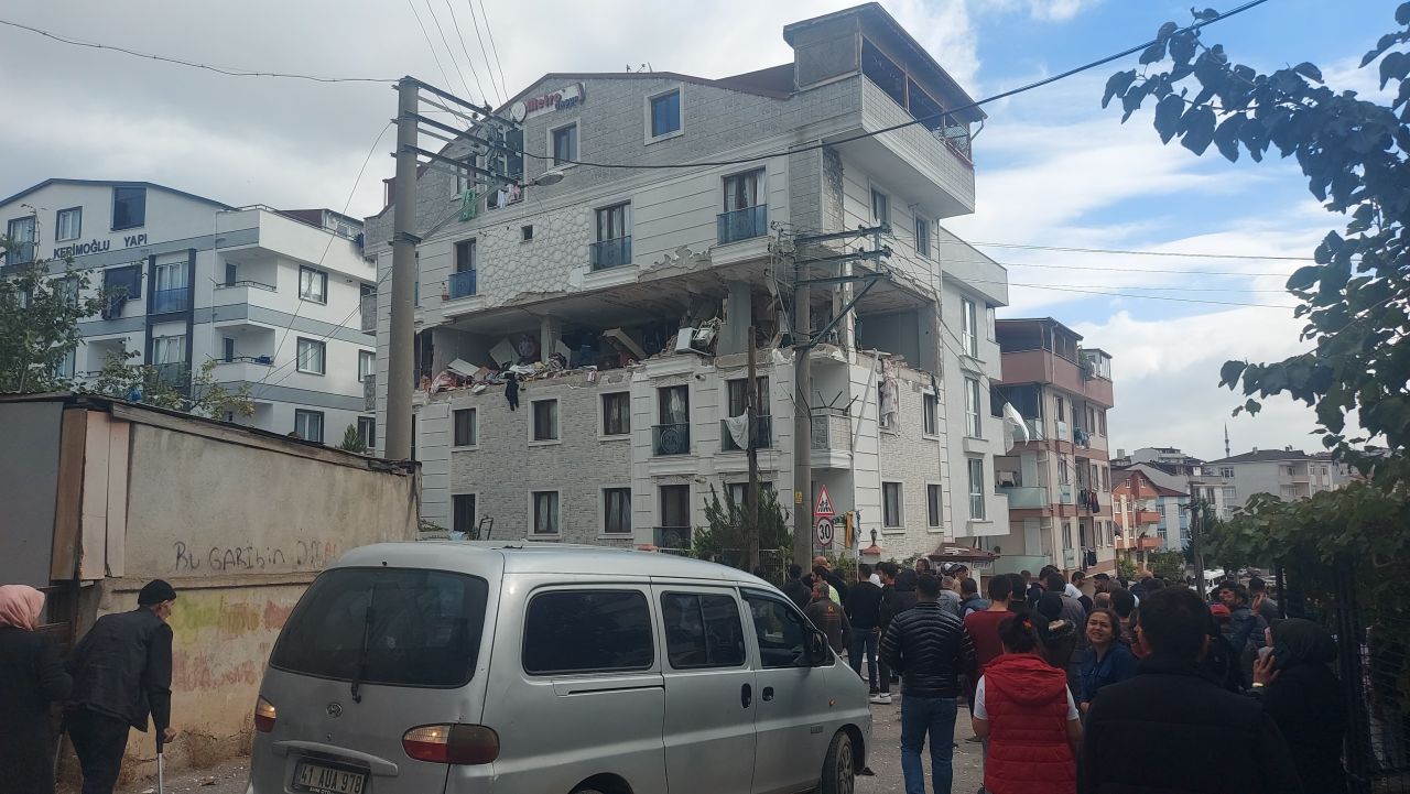 Gebze'de binada korkutan patlama! Ortalık savaş alanına döndü: Yaralılar var - 2. Resim