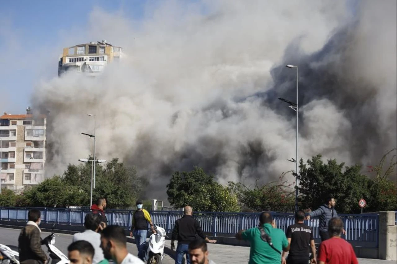 İsrail'den Lübnan'ın Ghobeiry bölgesine saldırı: Bir bina böyle yerle bir oldu - 3. Resim