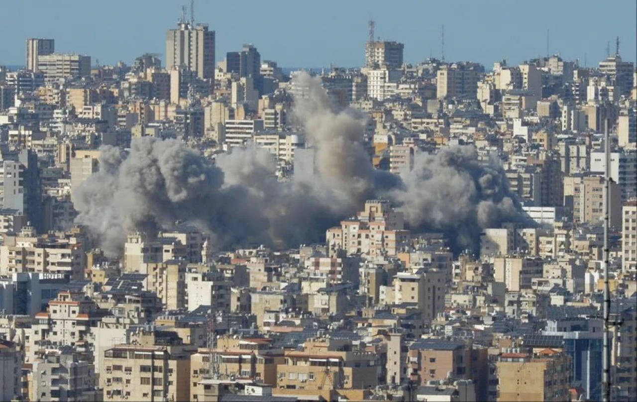 İsrail'den Lübnan'ın Ghobeiry bölgesine saldırı: Bir bina böyle yerle bir oldu - 1. Resim