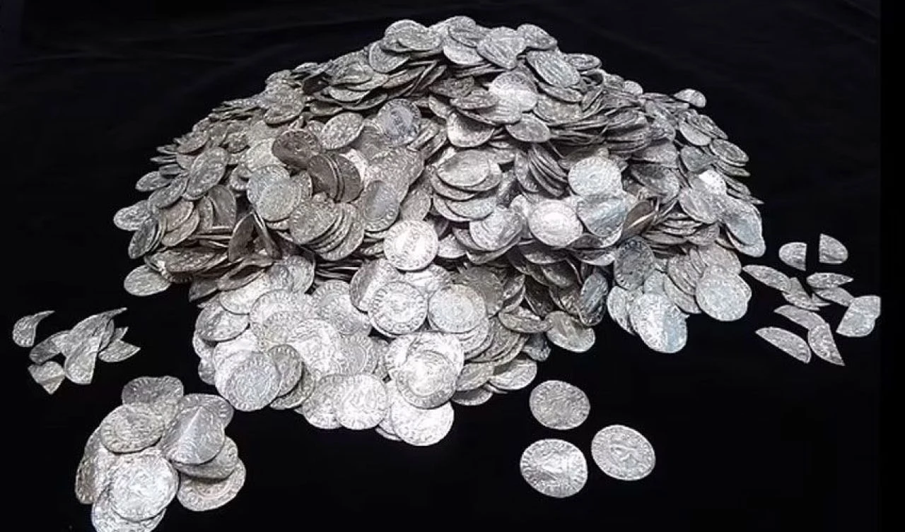 Tarlada metal dedektörle buldular: Ülkenin şimdiye kadarki en zengin hazinesi - 1. Resim