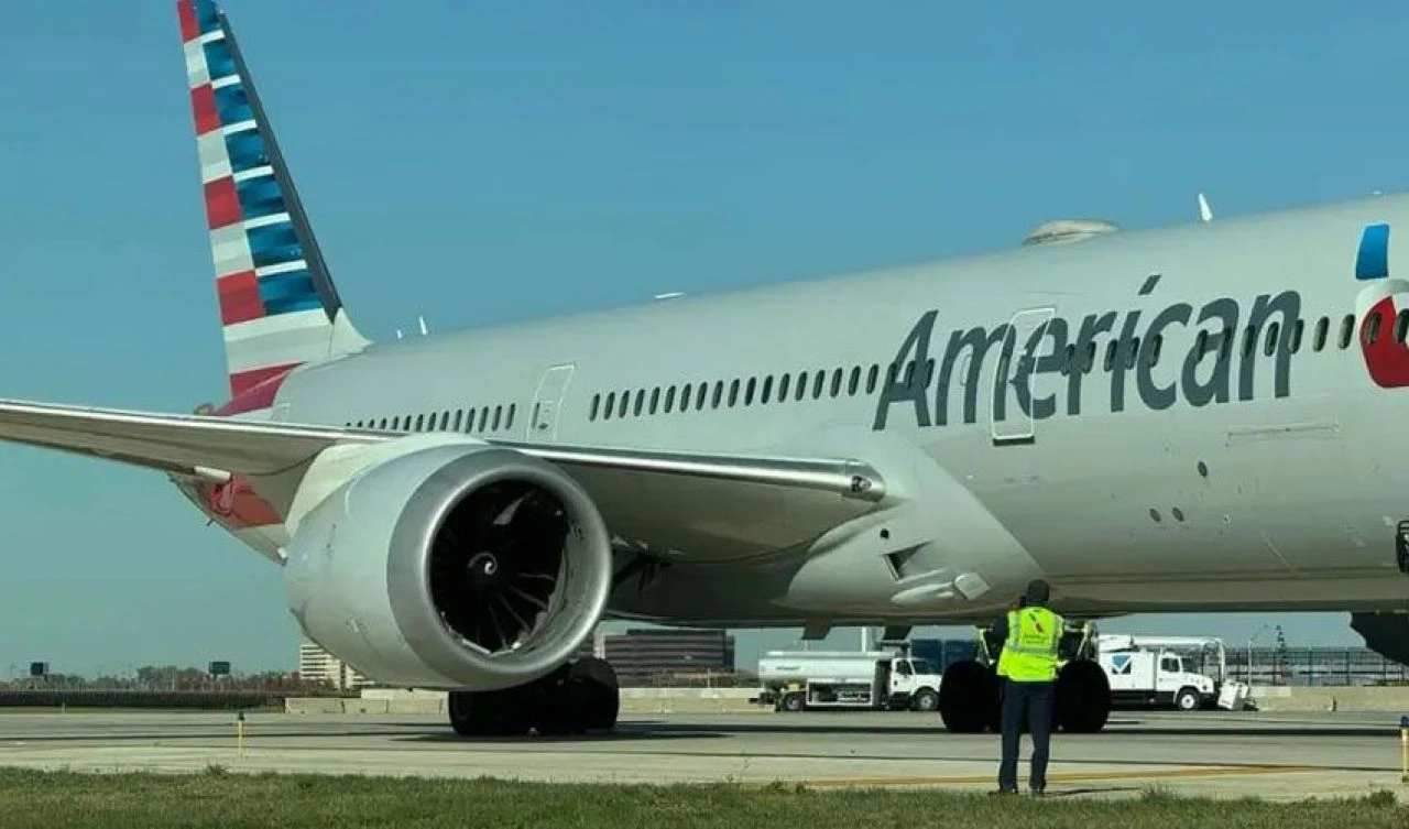 Uçağın motoru bagaj kamyonunu havaya uçurup, içine çekti! Paramparça olduğu anlar kameraya yansıdı