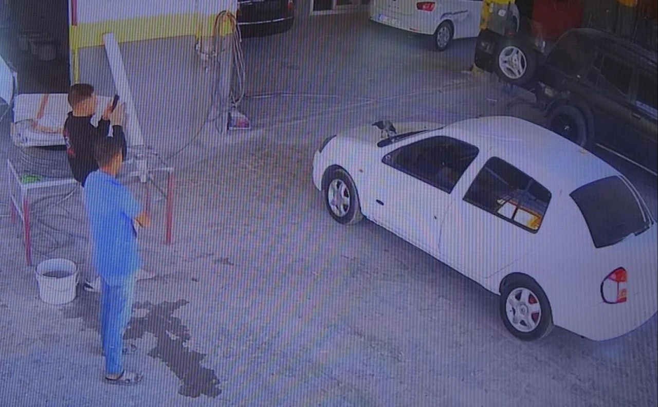 Besle kargayı oysun gözünü! Arabanın anahtarını alıp kaçtı, çalışanlar peşinden koştu - 1. Resim