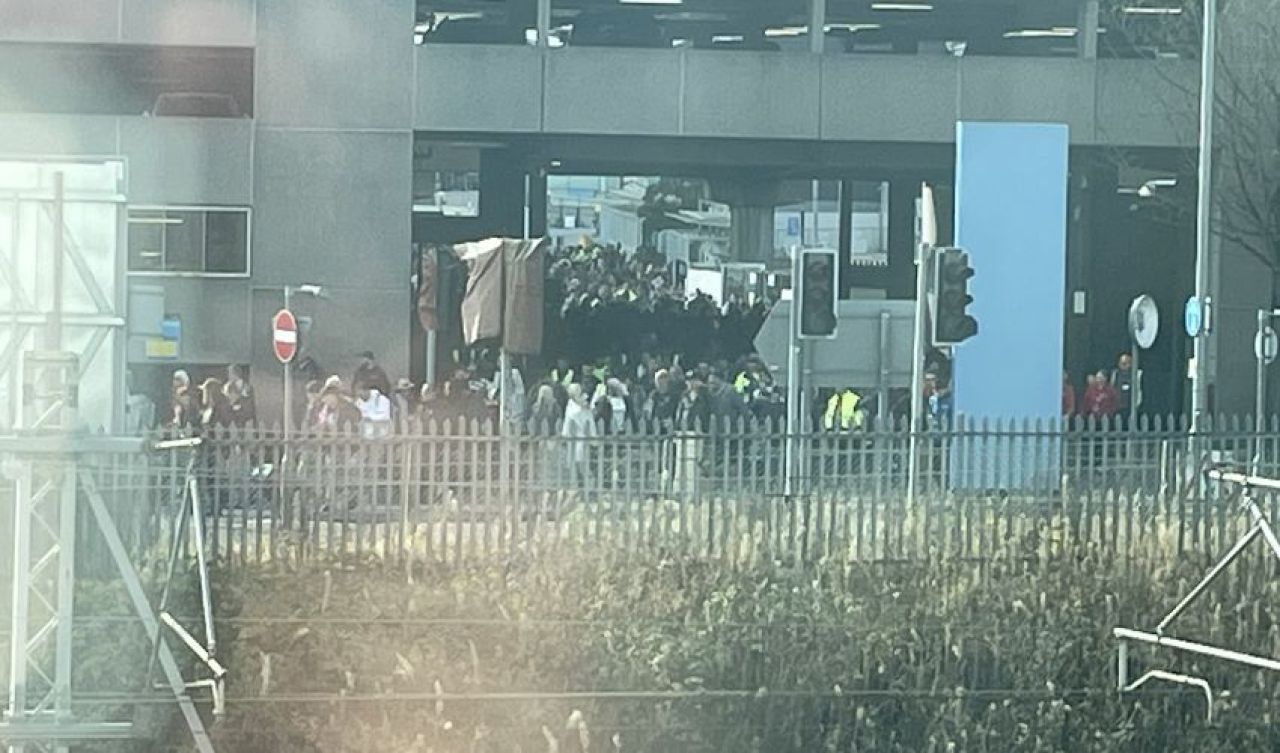 İngiltere'de bomba tehdidi! Tüm havalimanı tahliye edildi - 1. Resim