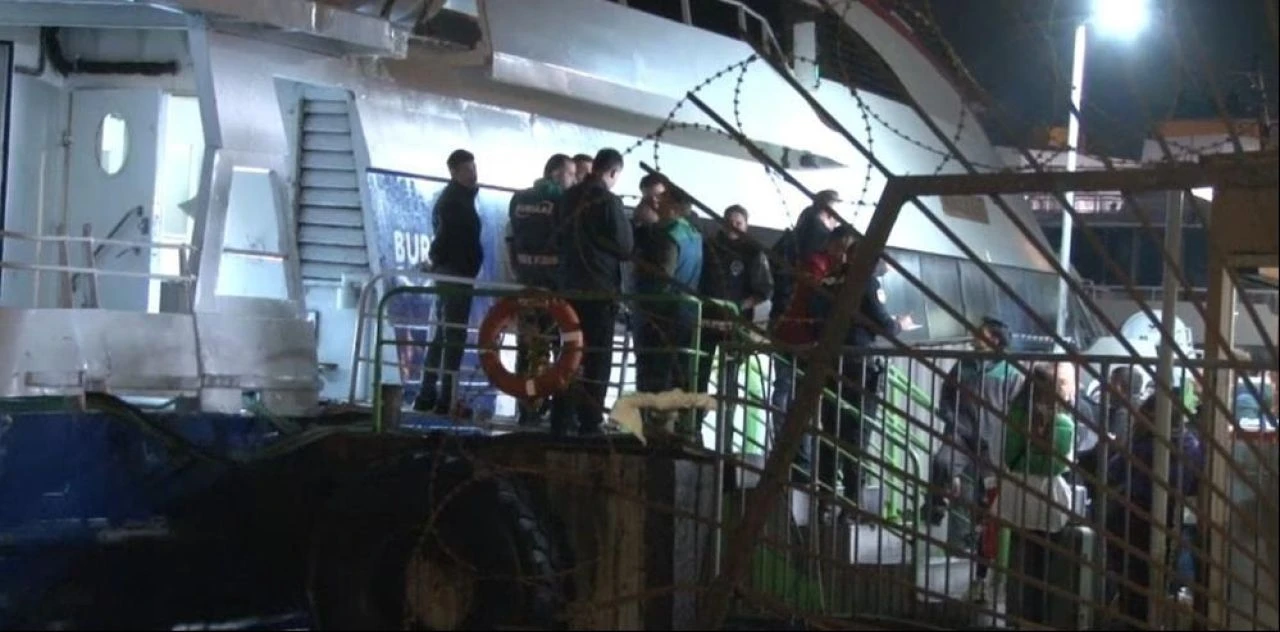 İstanbul Eminönü-Bursa feribotunda bomba ihbarı: 380 yolcu tek tek tahliye edildi!