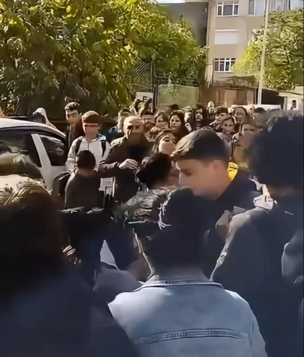 Kocaeli’nde veliler öğrencilerin önünde birbirine girdi! - 1. Resim