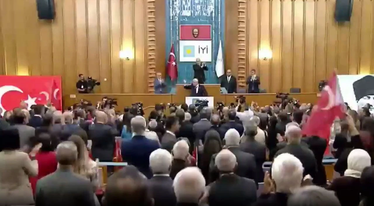 Müsavat Dervişoğlu'ndan Devlet Bahçeli'ye çok sert Abdullah Öcalan tepkisi! Kürsüden ip fırlattı: Al bu ipi başının ucuna as - 2. Resim