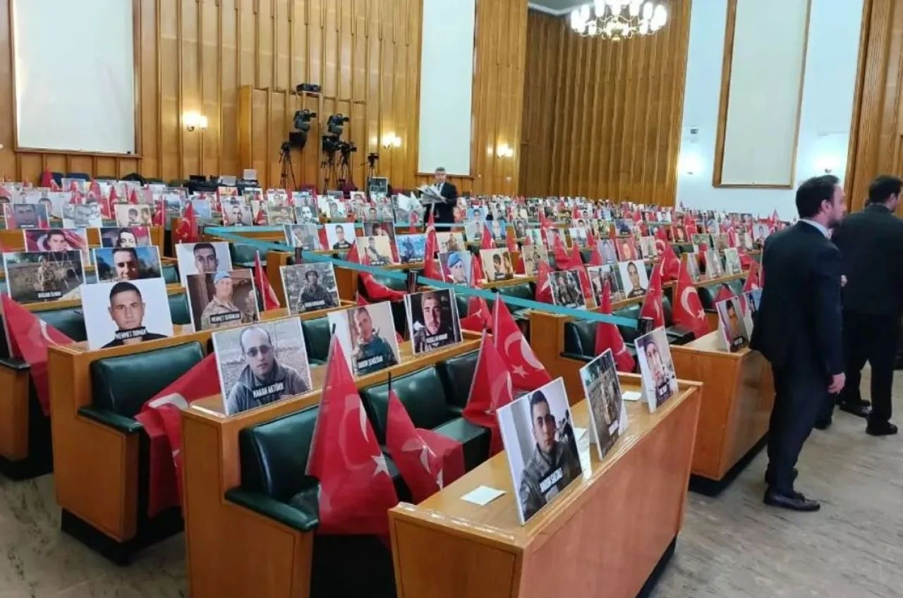 Müsavat Dervişoğlu'ndan Devlet Bahçeli'ye çok sert Abdullah Öcalan tepkisi! Kürsüden ip fırlattı: Al bu ipi başının ucuna as - 1. Resim