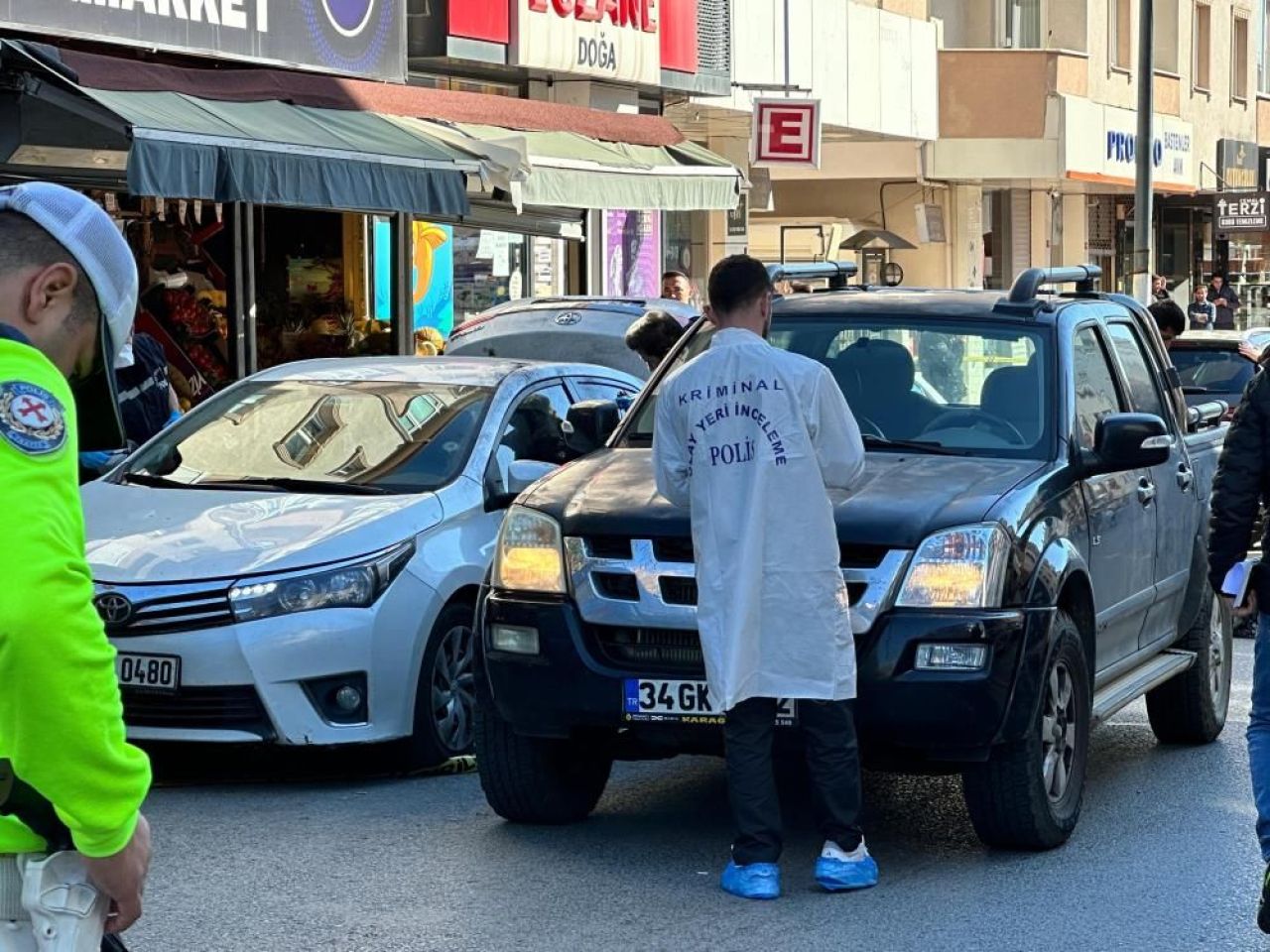 Üsküdar'da polise çekiç ve silahlı saldırı! Yaralılar var - 1. Resim