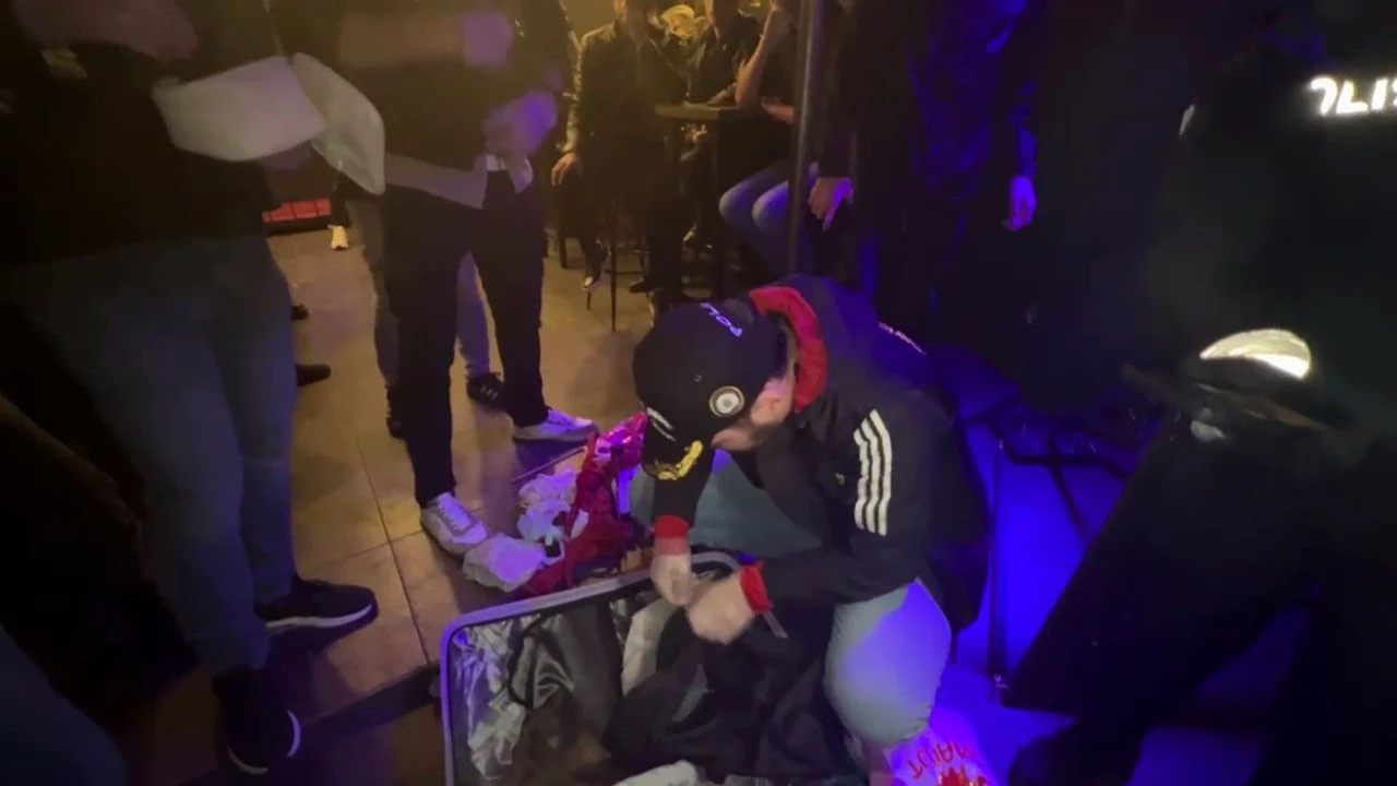 Beyoğlu’nda köleli sapık partiye polis baskını! Polis ekipleri bile şoke oldu - 2. Resim