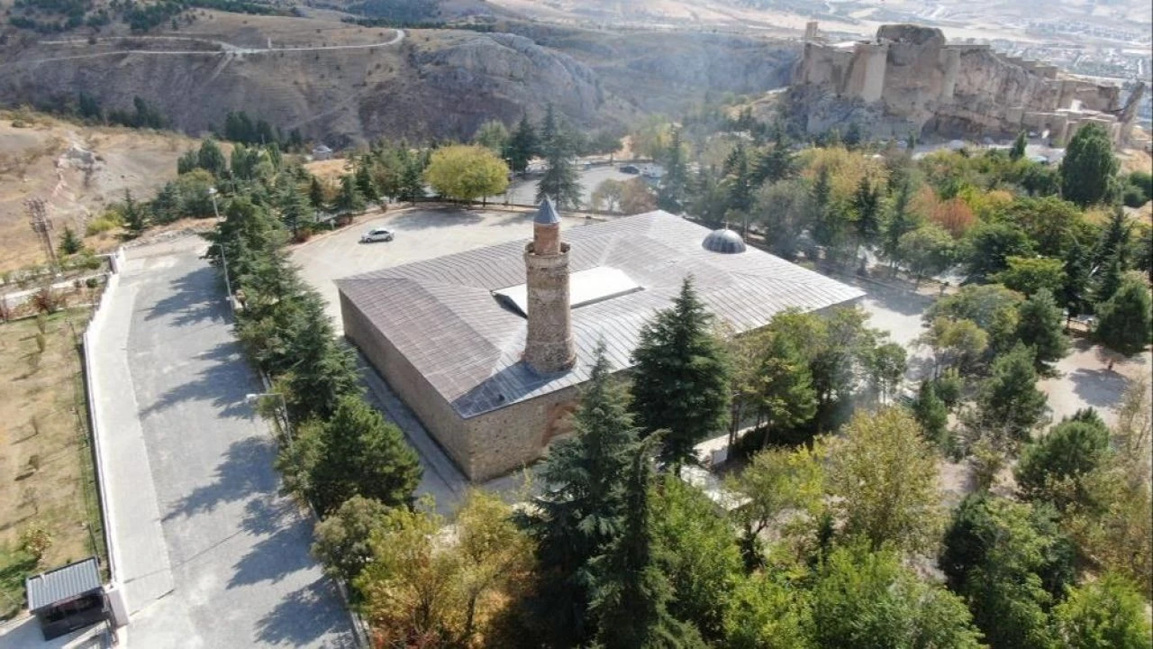 Bu mahalle depreme meydan okuyor! 4 büyük deprem gördü, bir taş bile düşmedi - 2. Resim