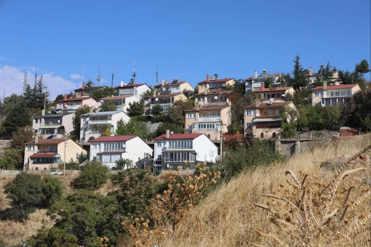 Bu mahalle depreme meydan okuyor! 4 büyük deprem gördü, bir taş bile düşmedi - 4. Resim