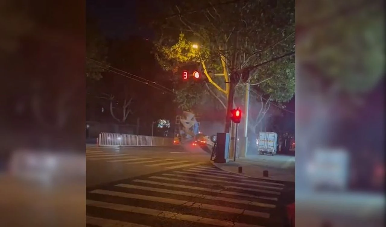 Çin'de bir tanker şoförü cinnet geçirerek araçları biçti: İnsanları öldüreceğim - 2. Resim