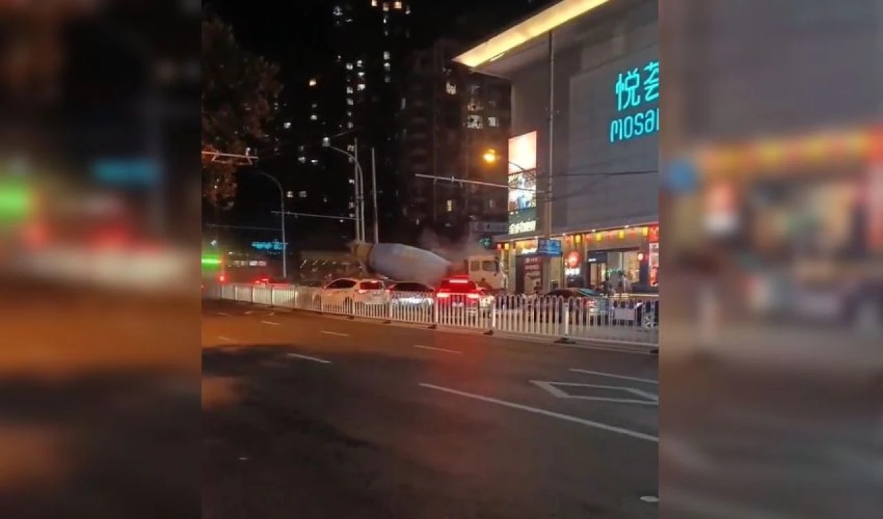 Çin'de bir tanker şoförü cinnet geçirerek araçları biçti: İnsanları öldüreceğim - 1. Resim