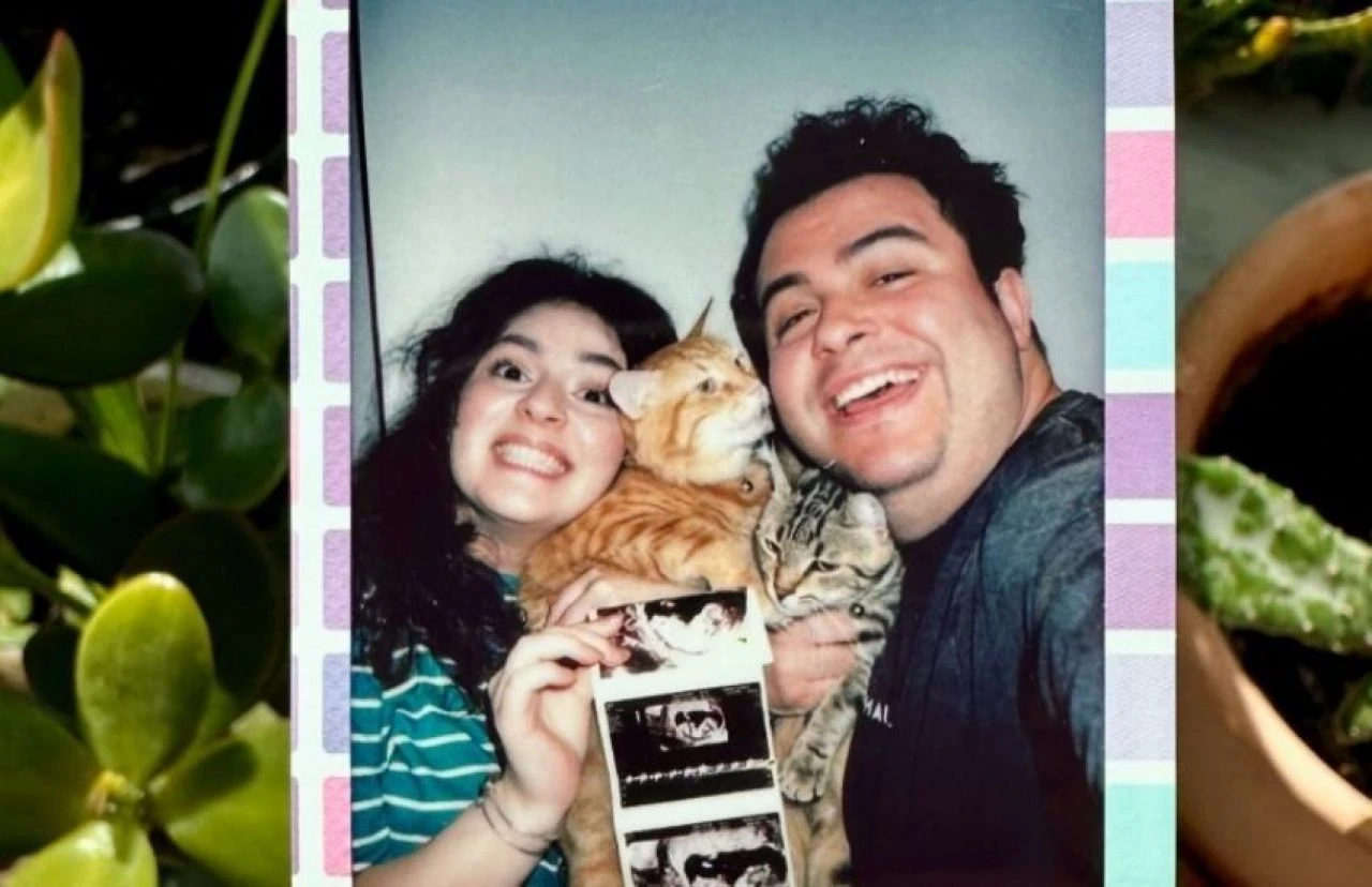 Çok Güzel Hareketler oyuncusu Safa Sarı ve eşi bebek beklediklerini arkadaşlarına böyle duyurdu