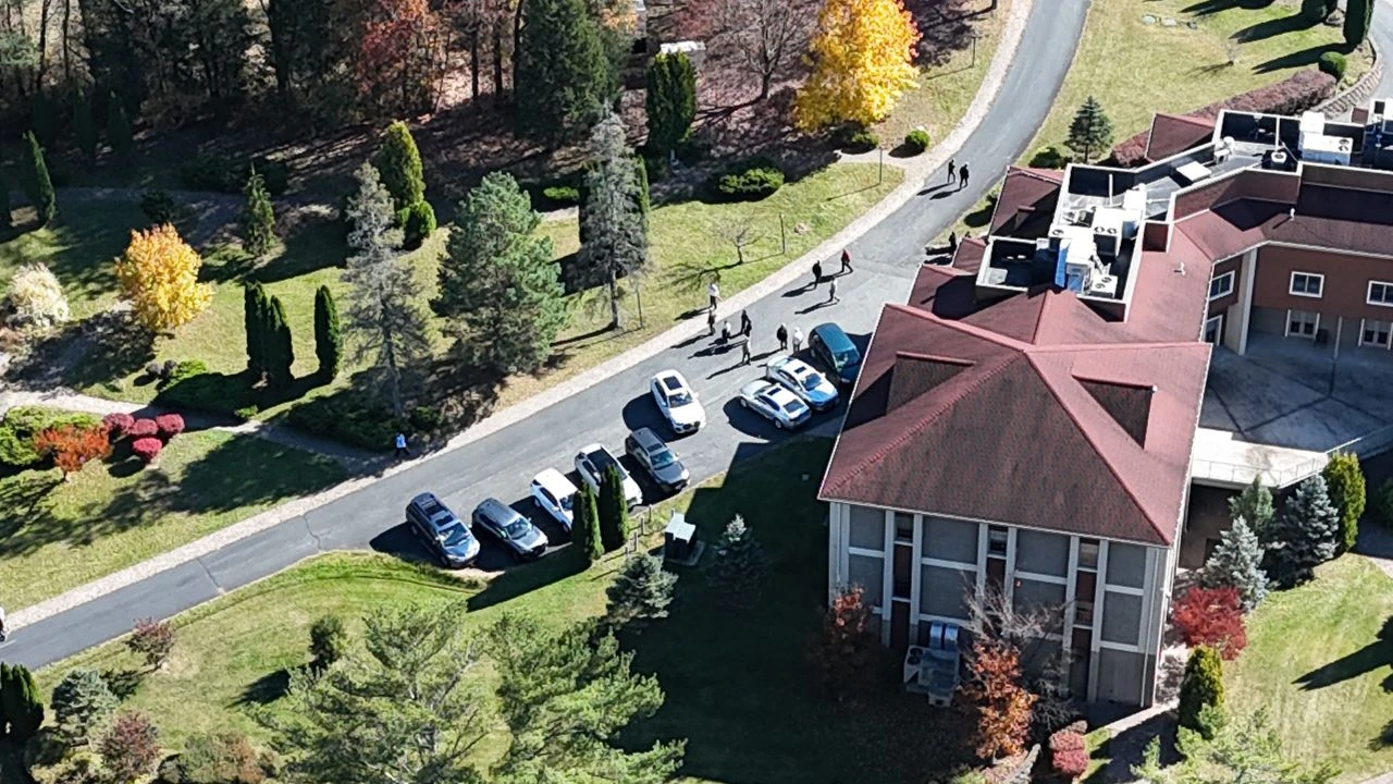 FETÖ üyeleri Pensilvanya'ya akın etti, otellerde boş yer kalmadı! Örgüt üyeleri görüntü alınmasını böyle engellemeye çalıştı - 1. Resim