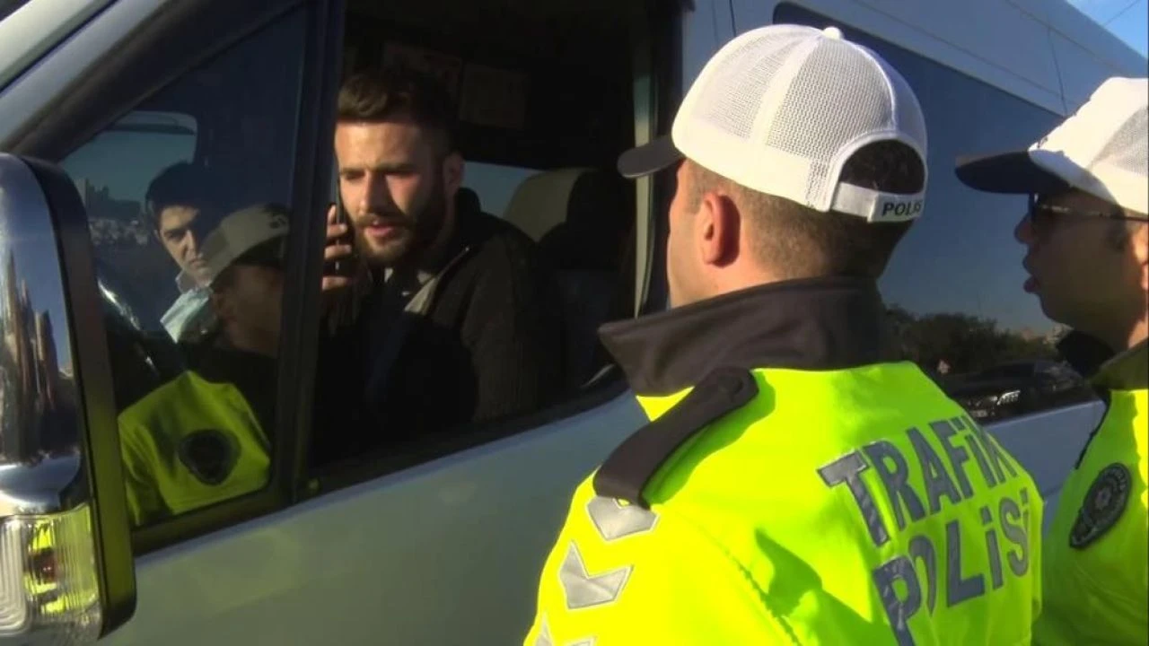 Hem suçlu hem güçlü! Emniyet şeridini ihlal etti polis ve gazetecilere tepki gösterdi