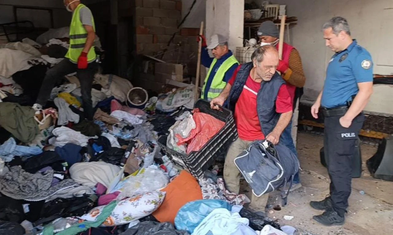 İhbar üzerine dükkana giren ekipler şoke oldu! 10 kamyon dolusu çöp çıktı