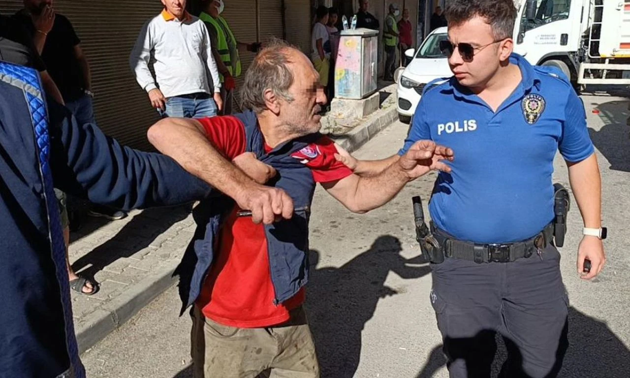 İhbar üzerine dükkana giren ekipler şoke oldu! 10 kamyon dolusu çöp çıktı
