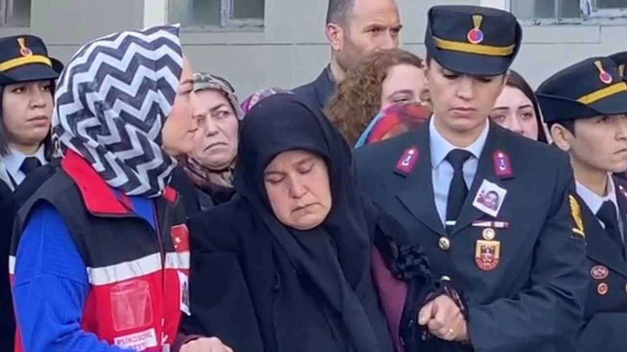 Kahreden anlar! Şehidin cenazesi hastaneden alındı: Ailesi ayakta durmakta zorlandı - 3. Resim