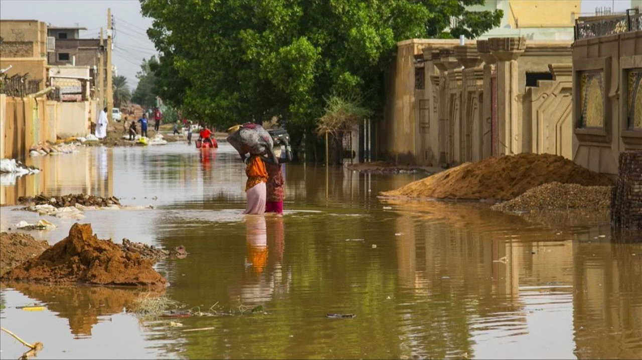 Sadece 3 ayda 2 binden fazla kişi öldü! Sel başka felaketleri de doğurdu: Milyonlarca kişi göç etmek zorunda kaldı - 2. Resim