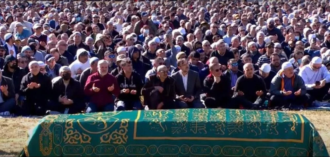 Türk gazeteciler engellendi: FETÖ elebaşı Fetullah Gülen için stadyumda cenaze töreni düzenlendi! - 2. Resim