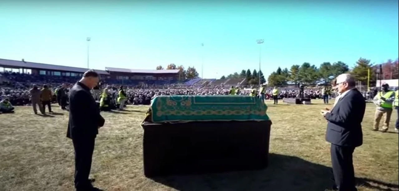 Türk gazeteciler engellendi: FETÖ elebaşı Fetullah Gülen için stadyumda cenaze töreni düzenlendi! - 5. Resim