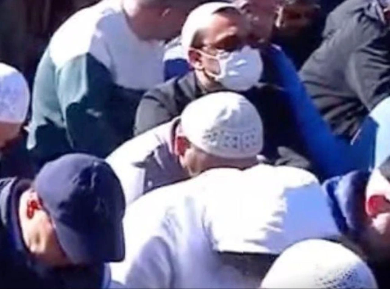 FETÖ elebaşının cenazesinde örgüt üyeleri yüzlerini gizledi! Talimat WhatsApp'tan geldi - 2. Resim