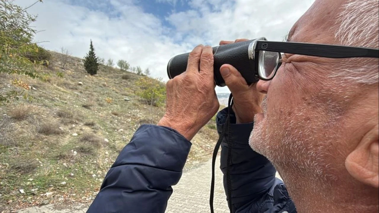 Şaşkına çeviren görüntü! Mezarlığa yol olmayınca dürbünle bakıp dua ediyor - 2. Resim