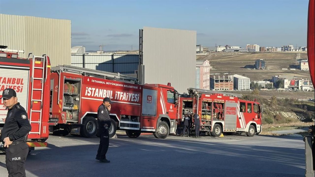 Arnavutköy’de sigara içen işçiler yangına neden oldu: Tesis küle dönüyordu! - 1. Resim