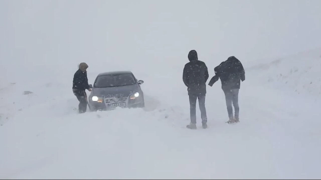 Artvin-Ardanuç-Ardahan karayolunda kar yağışı sürücülere zor anlar yaşattı! - 1. Resim