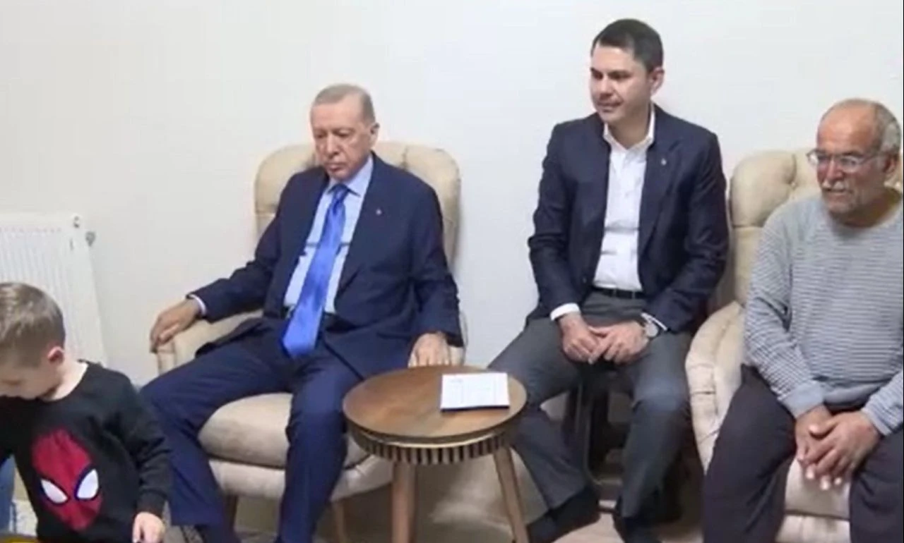 Cumhurbaşkanı Erdoğan depremzede aileye yeni evinde sürpriz yaptı