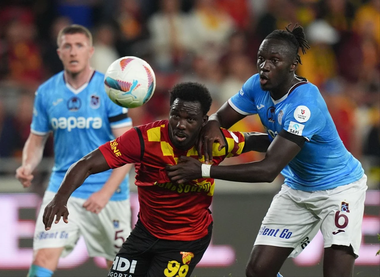 Göztepe 10 kişi oynadı! Trabzonspor'u 2-1'lik skorla geçti