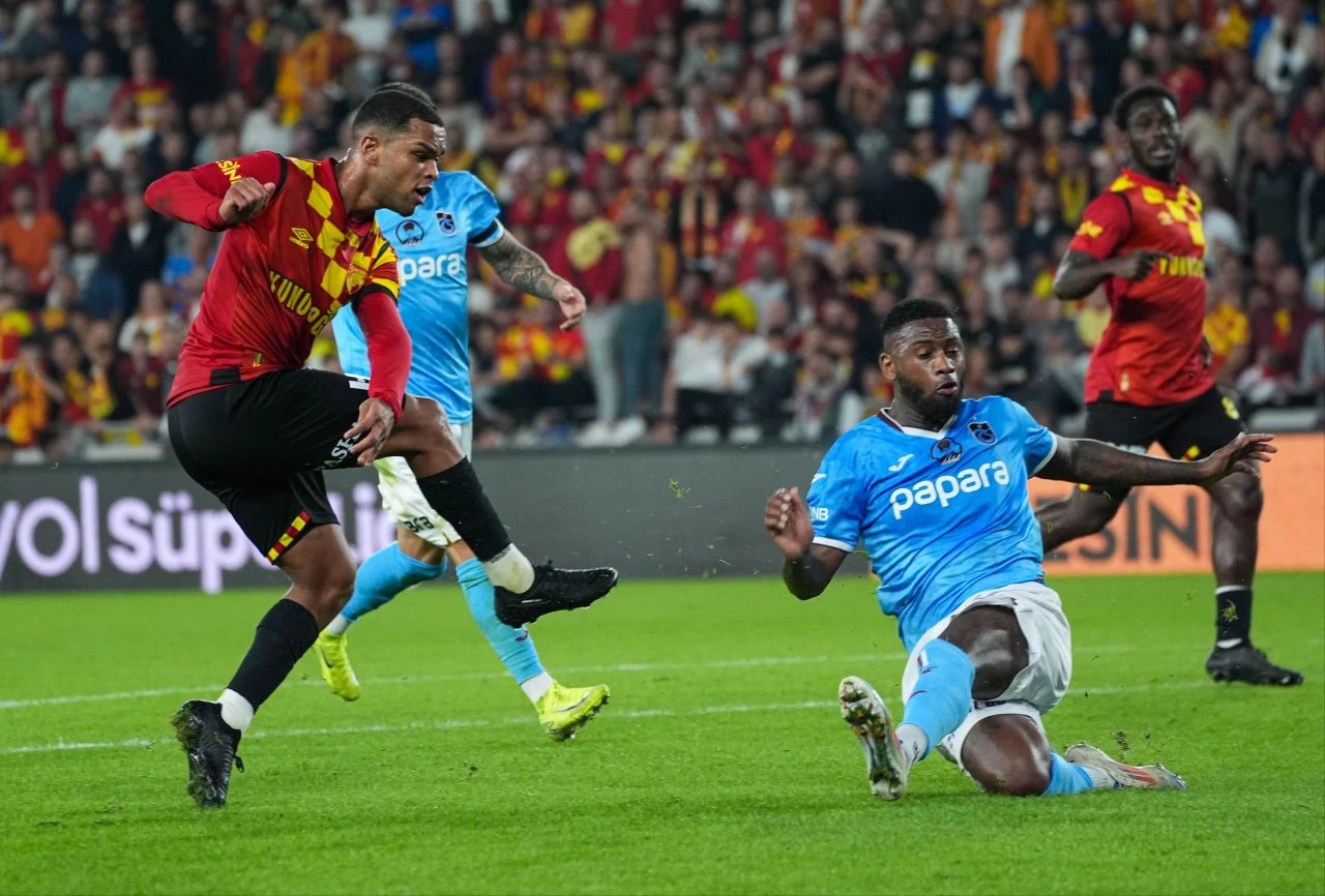 Göztepe 10 kişi oynadı! Trabzonspor'u 2-1'lik skorla geçti