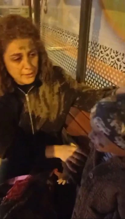 İstanbul'da anne ve 2 yaşındaki bebeği dehşeti yaşadı: Yolda yürürken başlarına yağdı - 1. Resim