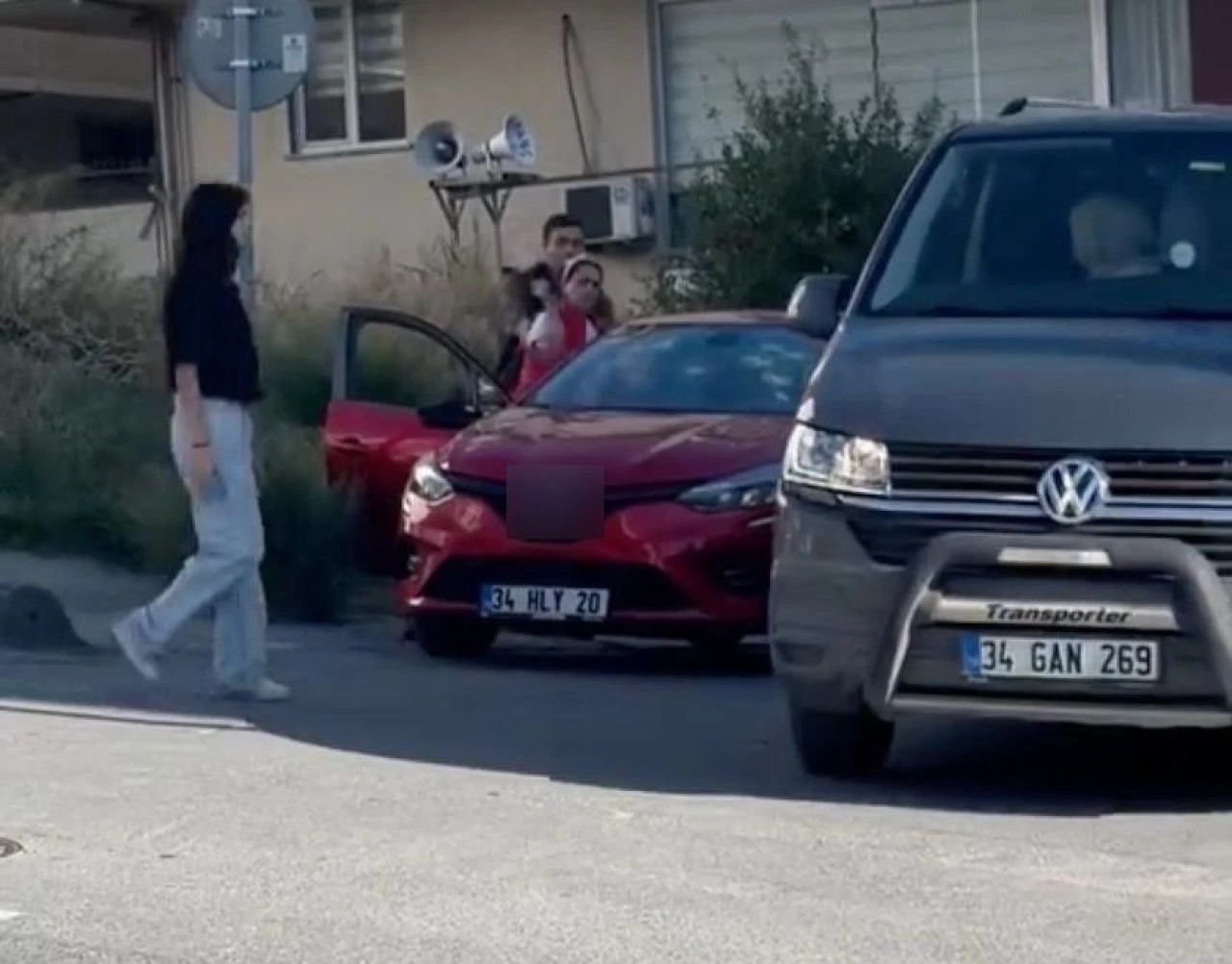 Oğluna kızan anne çıldırdı! Satırla arabasına saldırdı