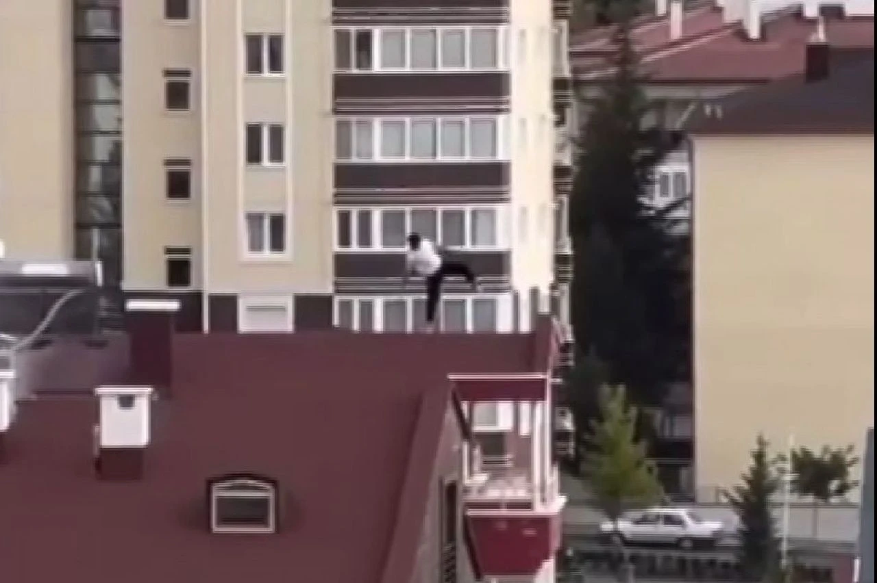 10 katlı binanın çatısında spor yaptı! Görenlerin yüreği ağzına geldi