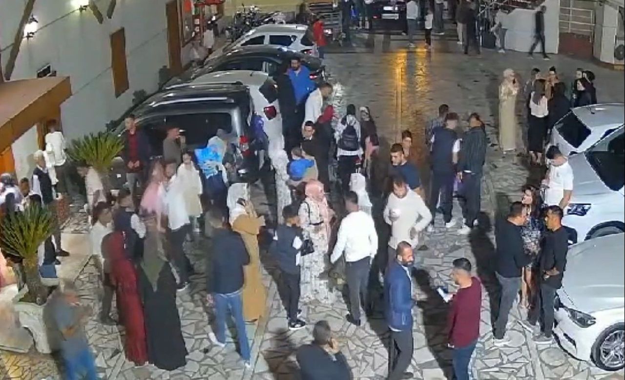 Adana'da depreme düğünde yakalandılar: Halay çekenler kaçıştı - 1. Resim