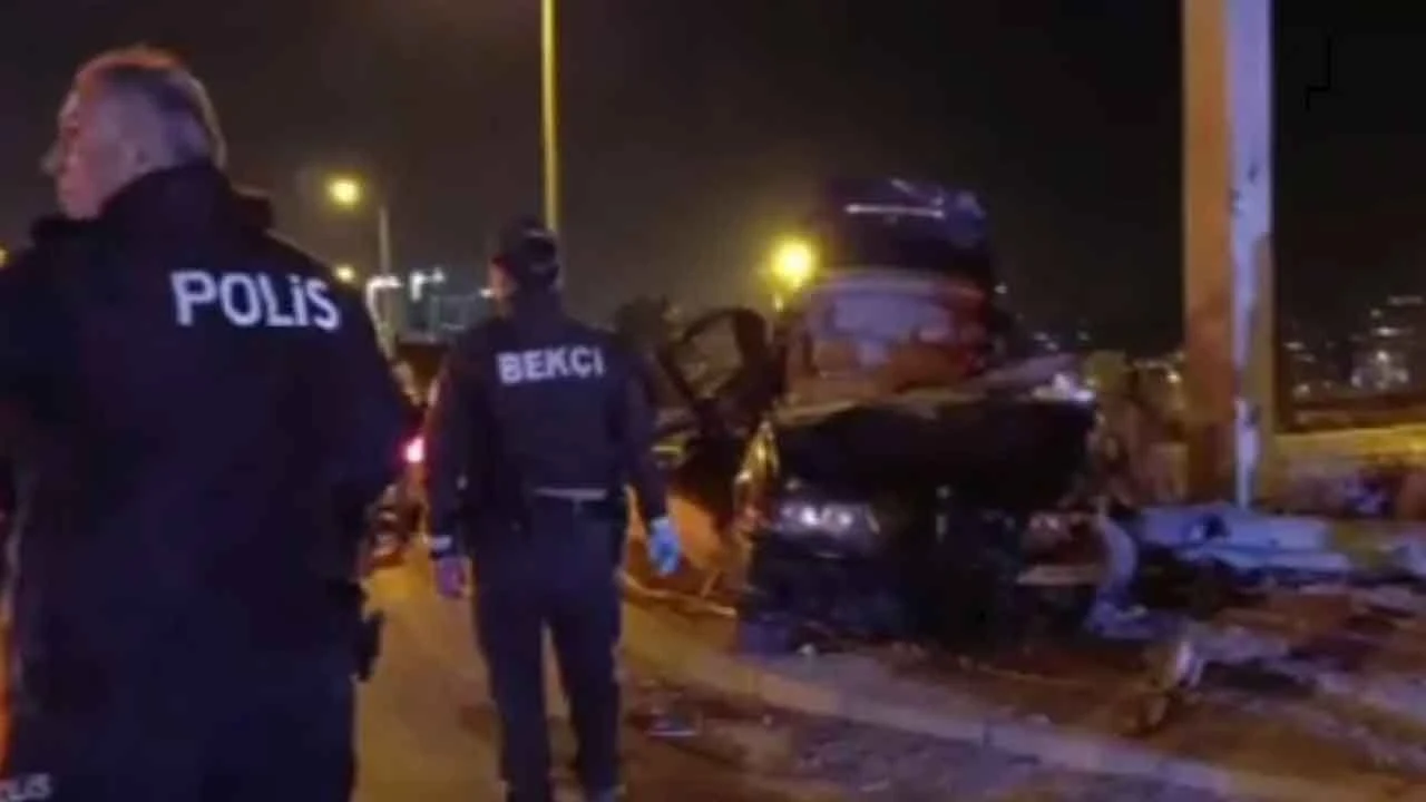 Ankara’da feci kaza! Otomobil direğe ok gibi saplandı: 4 ölü, 1 yaralı - 1. Resim