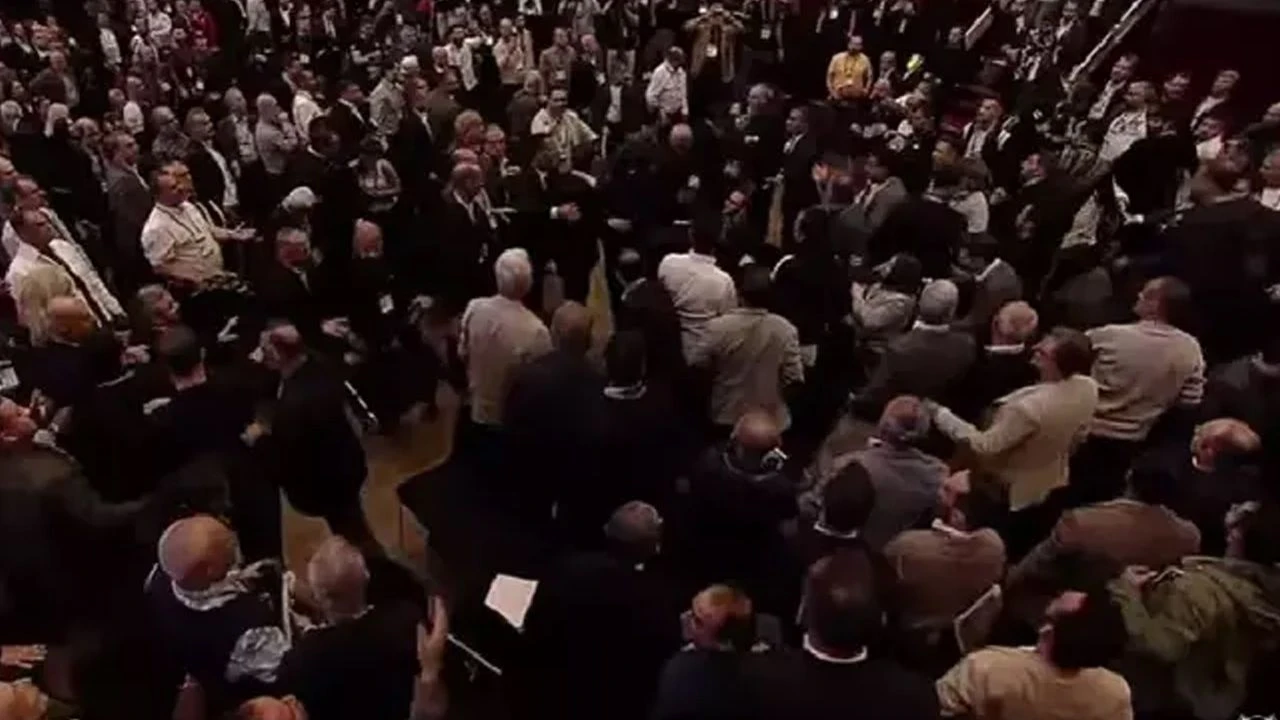 Beşiktaş Genel Kurulu'nda kavga çıktı, sandalyeler havada uçuştu! Ahmet Nur Çebi'ye tepki