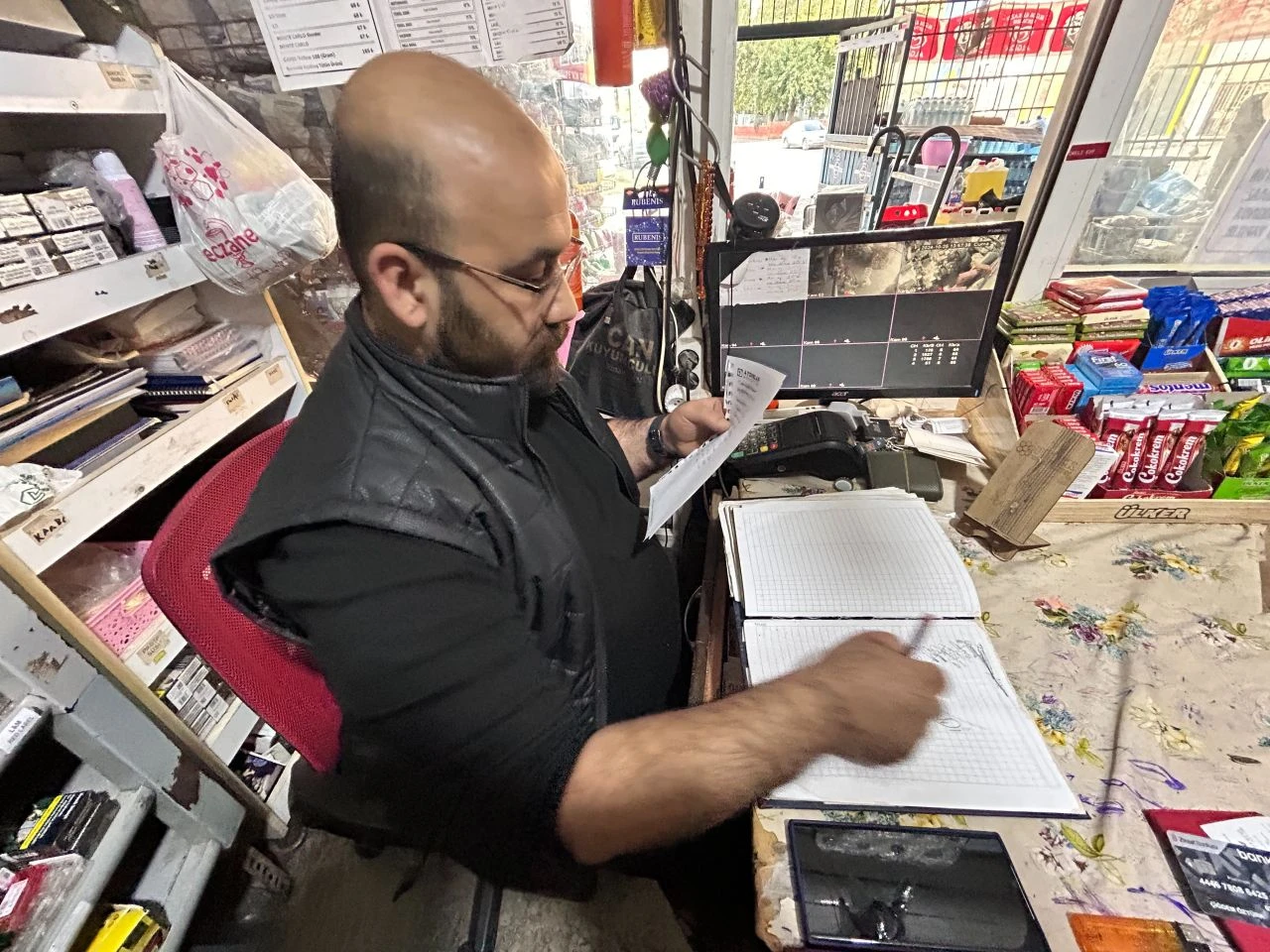 Bir ilçe o gizemli kişiyi konuşuyor! Tüm borçları ödeyip kayıplara karıştı - 1. Resim