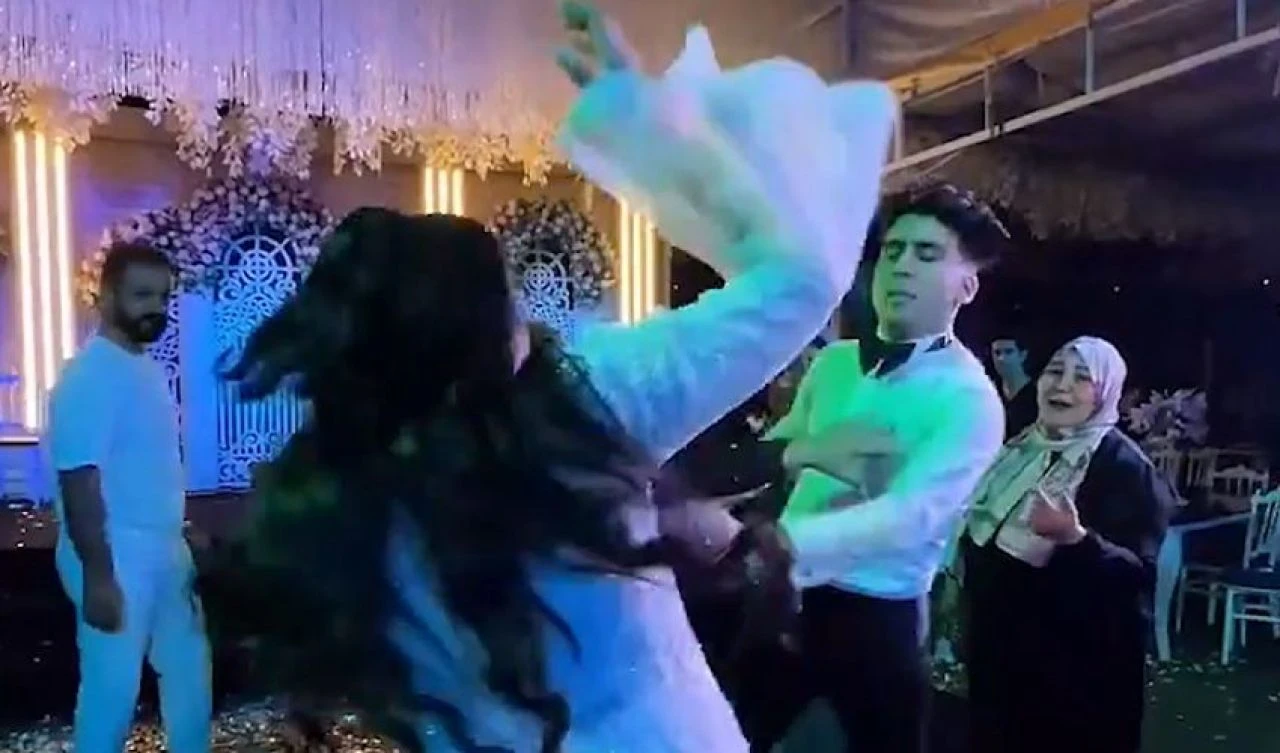 Düğünde çıkan tartışma gündem oldu! Gelin ve damat herkesin önünde birbirlerine girdi - 2. Resim