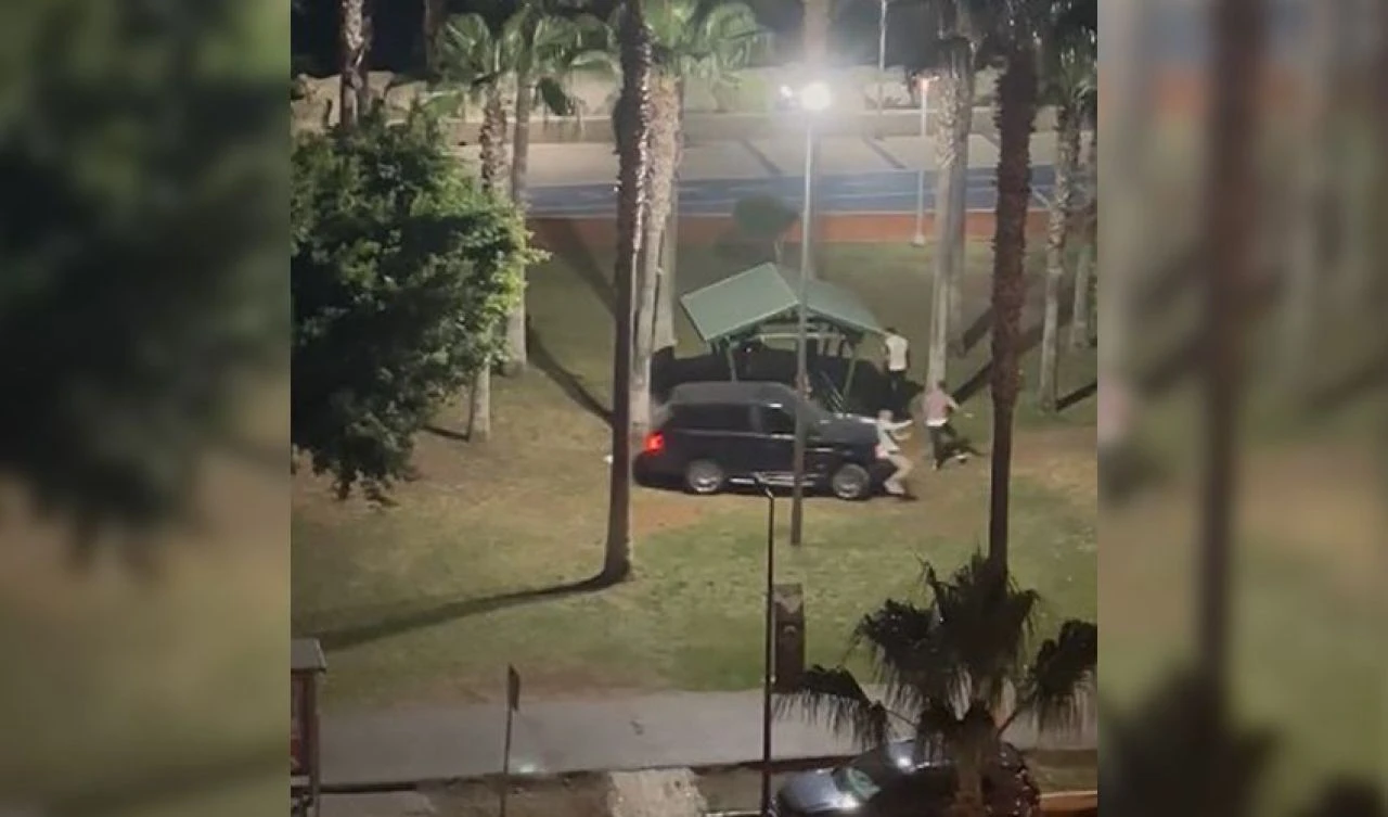 Film sahnesini aratmayan görüntüler: Aracını kalabalığın üzerine sürdü - 2. Resim