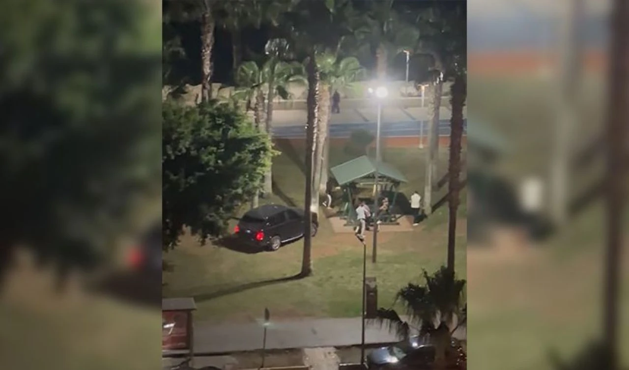 Film sahnesini aratmayan görüntüler: Aracını kalabalığın üzerine sürdü - 1. Resim