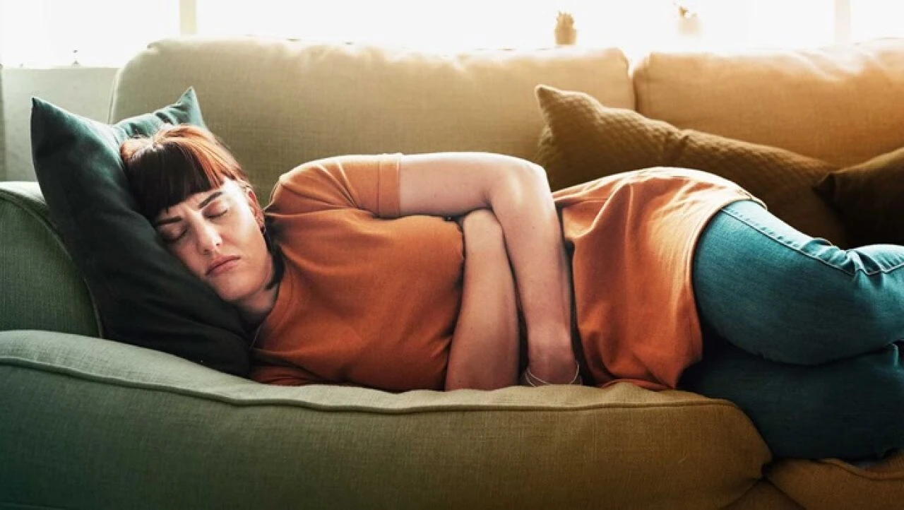 Karın ağrısı neden olur ve nasıl geçer? Şiddetli karın ağrısına ne iyi gelir?