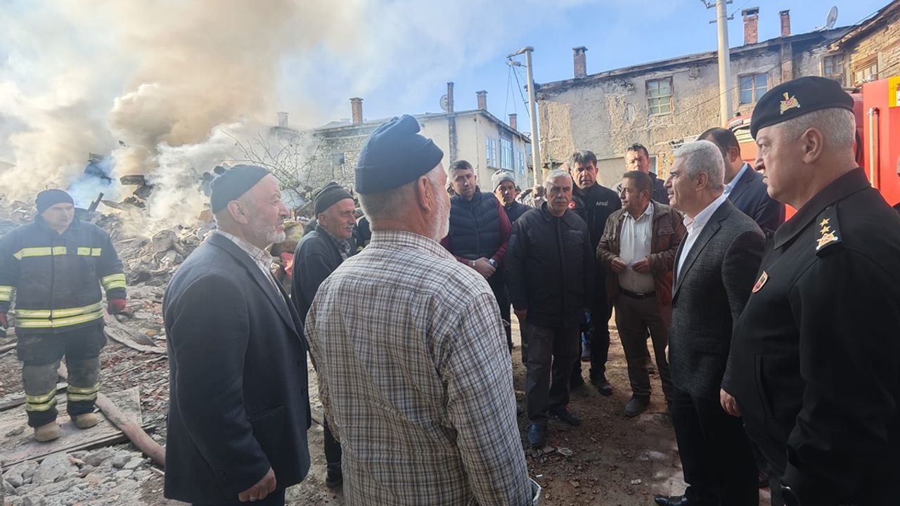 Konya&#039;da feci yangın! Patlamalar meydana geldi: 3 ev küle döndü