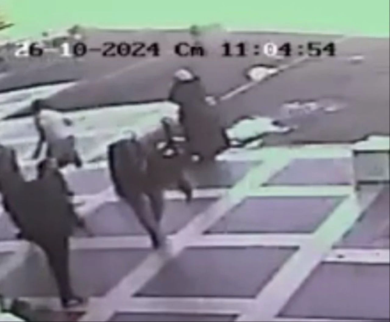 Otobüs beklerken silahlı saldırıya uğradı! O anlar kamerada