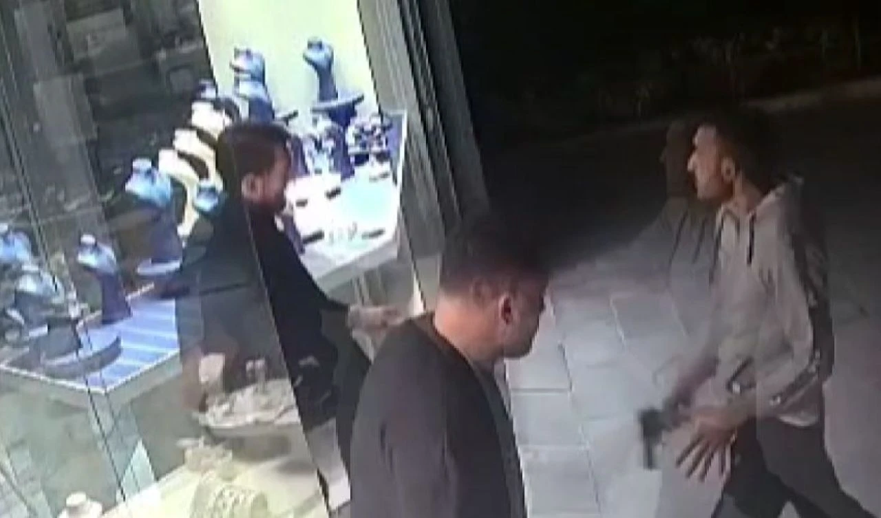 Soyguncuların silahı tutukluk yaptı, kuyumcu ölümden döndü: O anlar kamerada