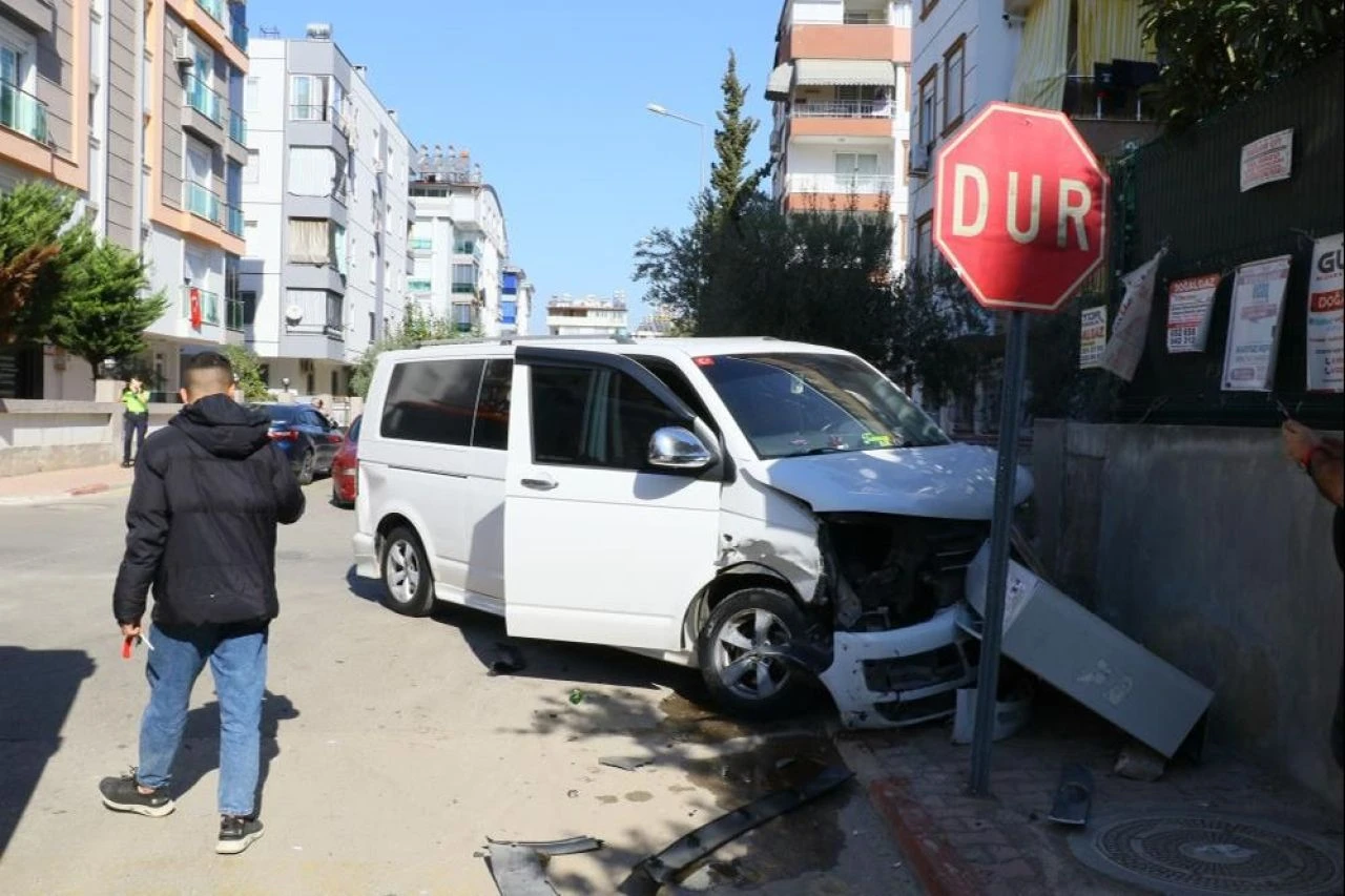 Antalya’da mahalleliden “Dur tabelası” isyanı: Takan yok! - 1. Resim