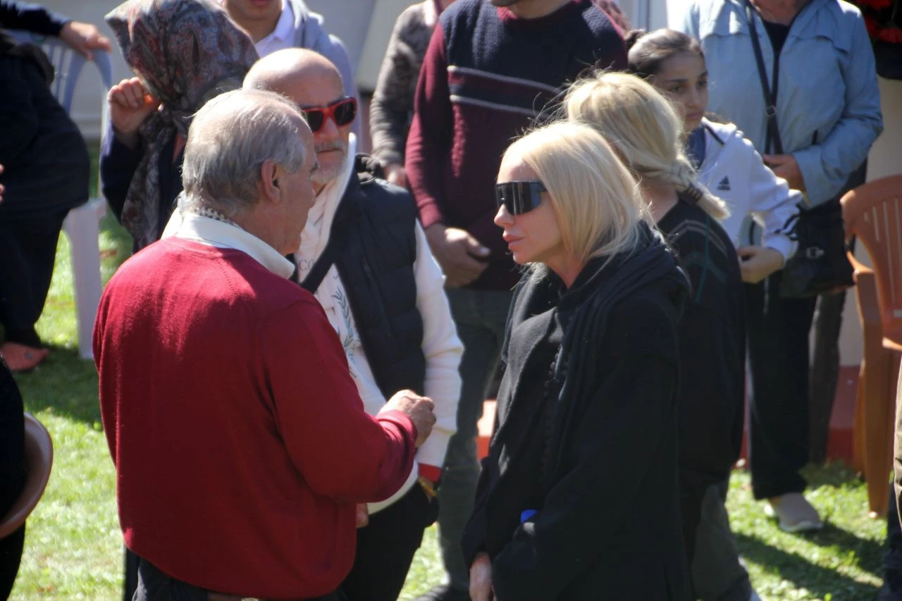 Gülşen'in zor anları! Babası Arslan Bayraktar'ı son yolculuğuna uğurlandı - 1. Resim