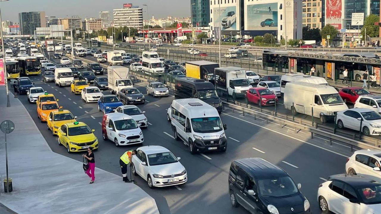 İstanbul'da 29 Ekim trafiği! Yoğunluk yüzde 71'e çıktı - 1. Resim